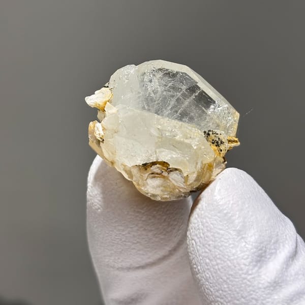 Xuebaoding aquamarine with mica D — complete view