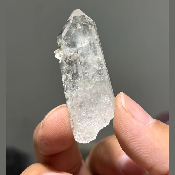 Slender mica Xuebaoding quartz — complete view