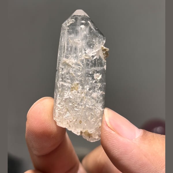 Slender mica Xuebaoding quartz — alternate view