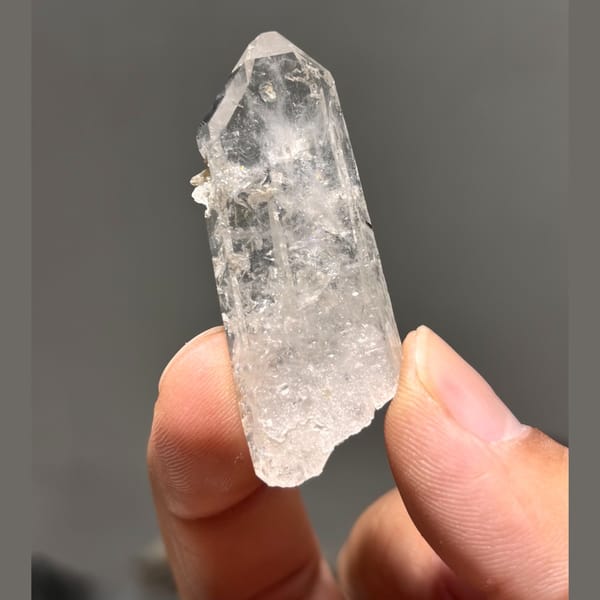 Slender mica Xuebaoding quartz — alternate view