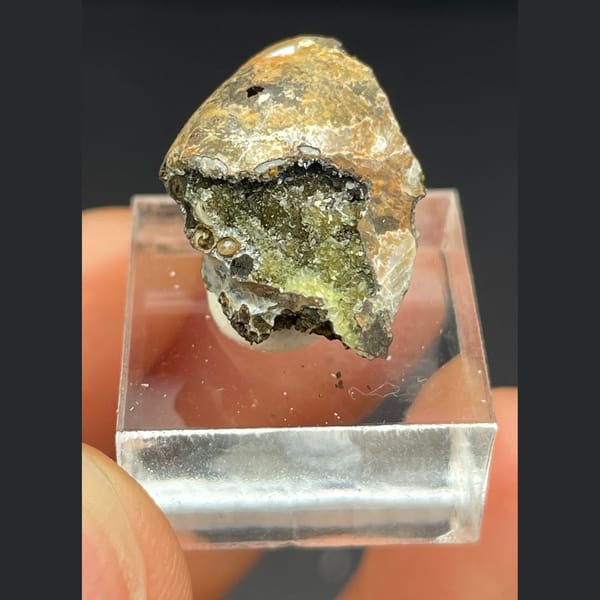 Yellow stewartite from Yunnan — complete view