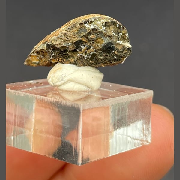 Yellow stewartite from Yunnan — detail view