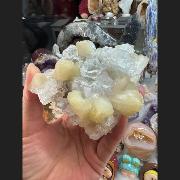 Apophyllite with Zeolite India 9.5 cm — detail view