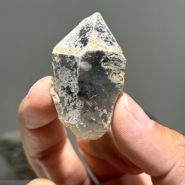 Snowflake Old-Skin Sparkle Quartz Yunnan 4.8 cm — complete view