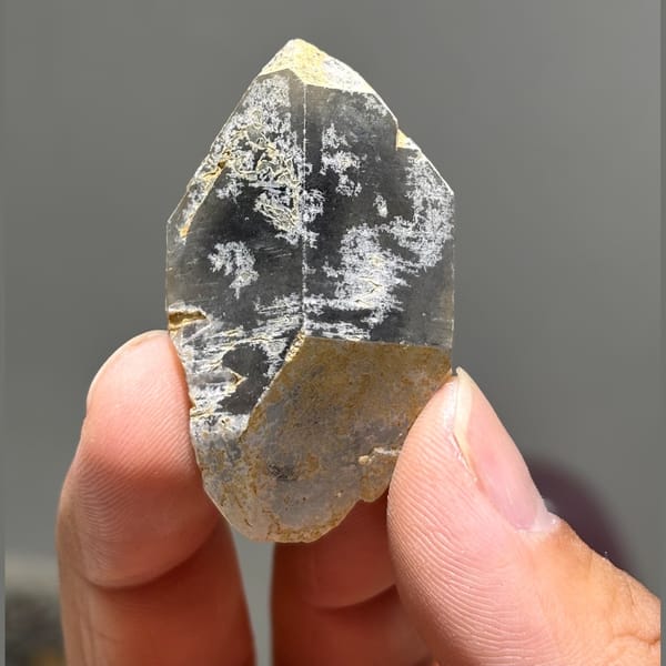 Snowflake Old-Skin Sparkle Quartz Yunnan 4.8 cm — detail view