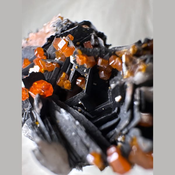 Vanadinite on Black Barite Morocco 6.5 cm — detail view