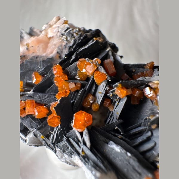 Vanadinite on Black Barite Morocco 6.5 cm — detail view