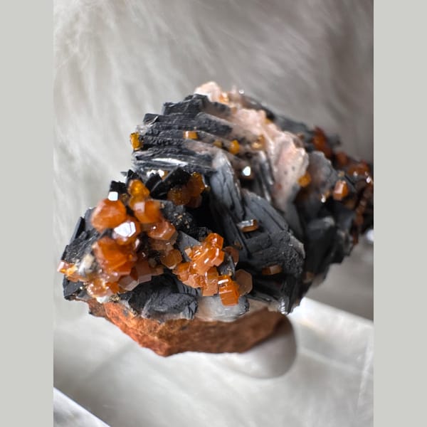 Vanadinite on Black Barite Morocco 6.5 cm — detail view