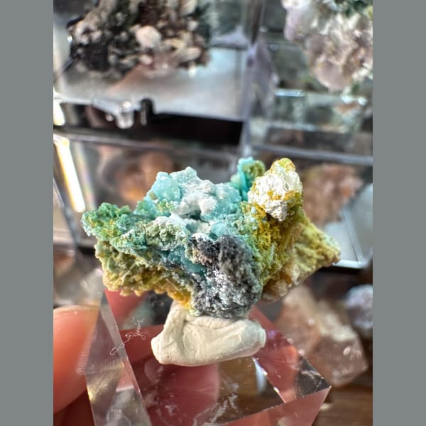 Blue-White and Green Gibbsite Guizhou 3.5 cm — detail view