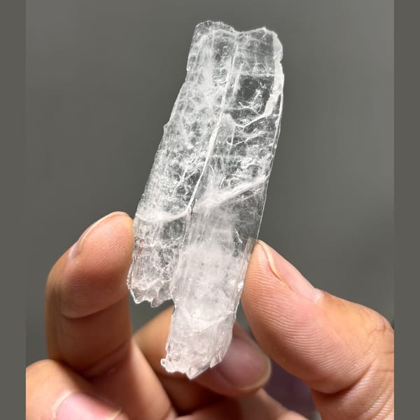 Flat Quartz Crystal Xuebaoding 7.3 cm — detail view