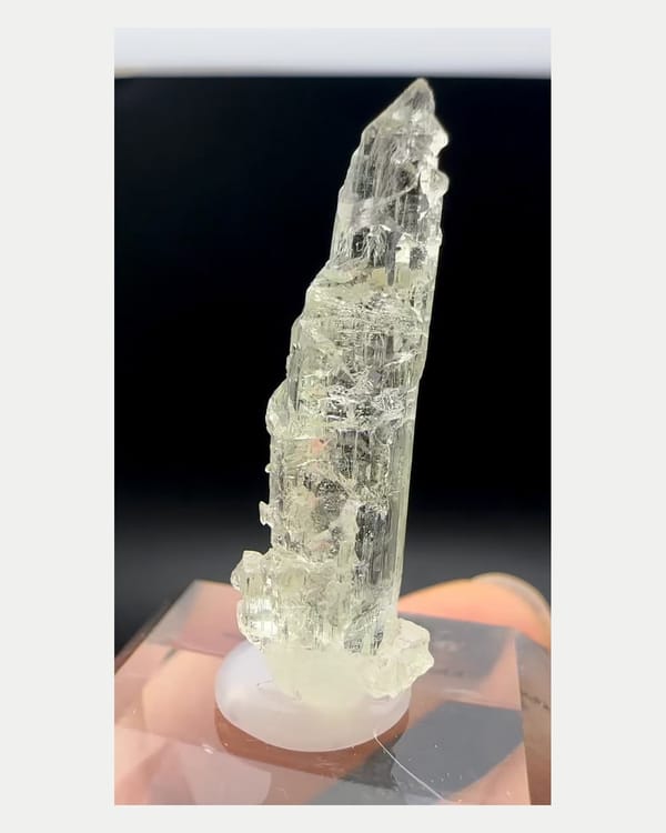 Complete reverse view of etched heliodor crystal