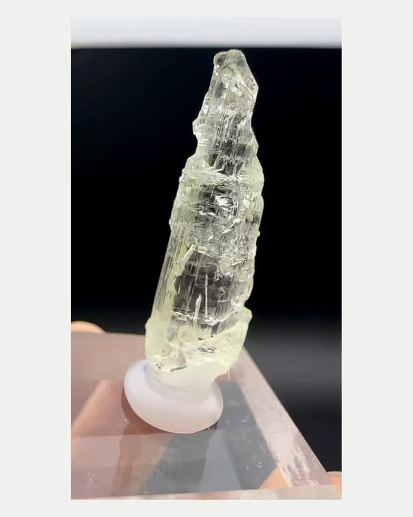 Complete right oblique view of etched heliodor crystal