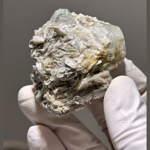 Aquamarine with Mica Xuebaoding 5.7 cm — complete view