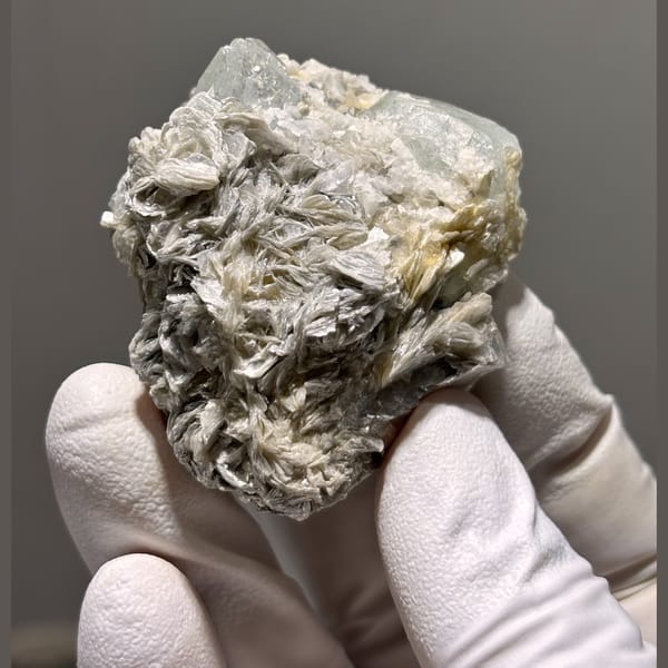 Aquamarine with Mica Xuebaoding 5.7 cm — alternate view