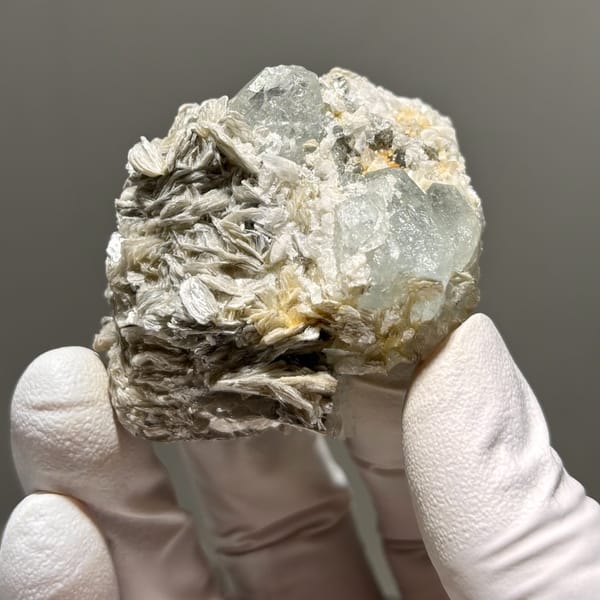 Aquamarine with Mica Xuebaoding 5.7 cm — alternate view