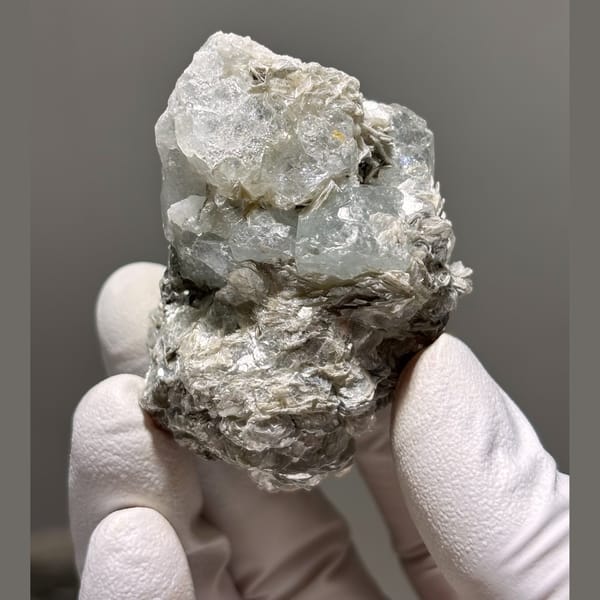 Aquamarine with Mica Xuebaoding 5.7 cm — detail view
