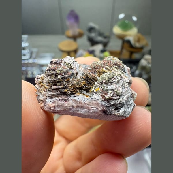 Small tower calcite with hematite and pyrite — complete view