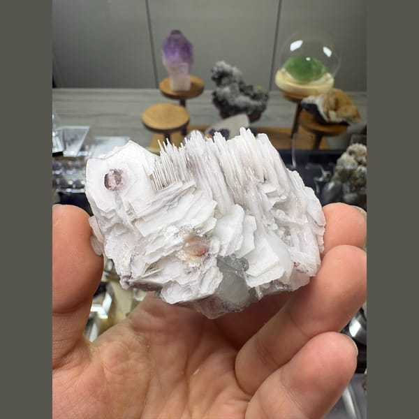 White tower calcite with quartz — complete view