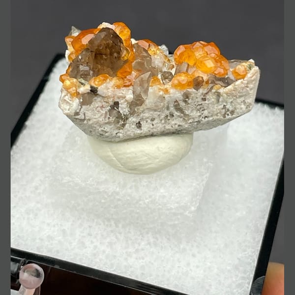 Garnet with smoky quartz from Fujian — detail view