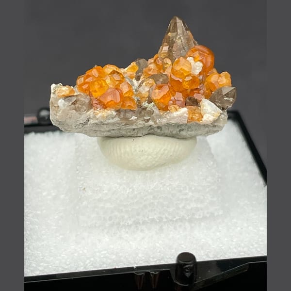 Garnet with smoky quartz from Fujian — detail view