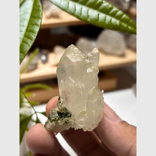 Epidote Quartz Floater Meigu, Sichuan 4.8 cm — complete view