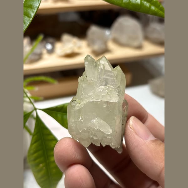 Epidote Quartz Floater Meigu, Sichuan 4.8 cm — detail view