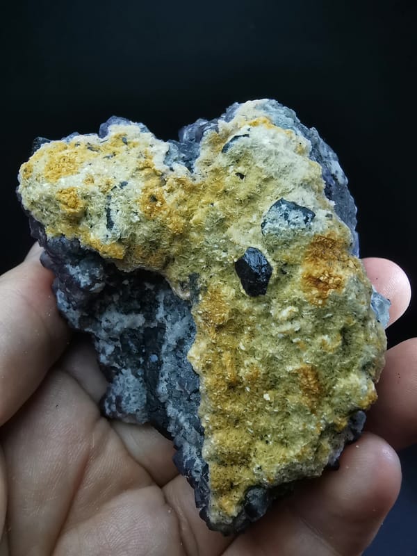 Complete reverse matrix view with dark sphalerite crystals