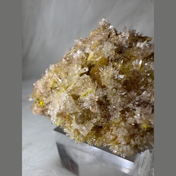 Clear-Yellow Creedite with Carlhintzeite 3.5 cm — detail view