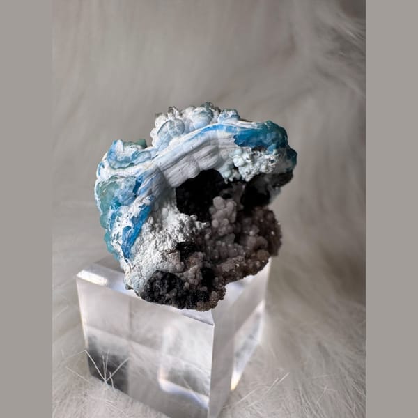 Blue Gibbsite with White Waves Guizhou 3.2 cm — detail view