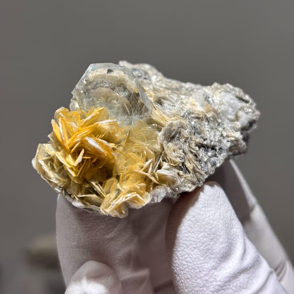 Aquamarine with Mica Xuebaoding 5.0 cm — complete view