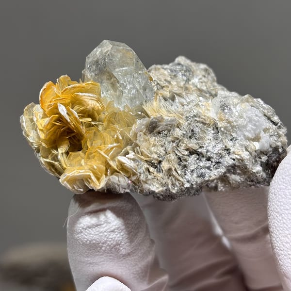 Aquamarine with Mica Xuebaoding 5.0 cm — alternate view