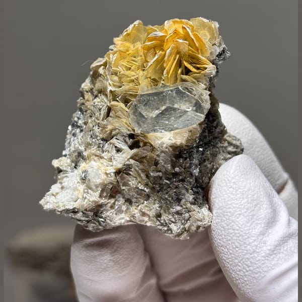 Aquamarine with Mica Xuebaoding 5.0 cm — detail view