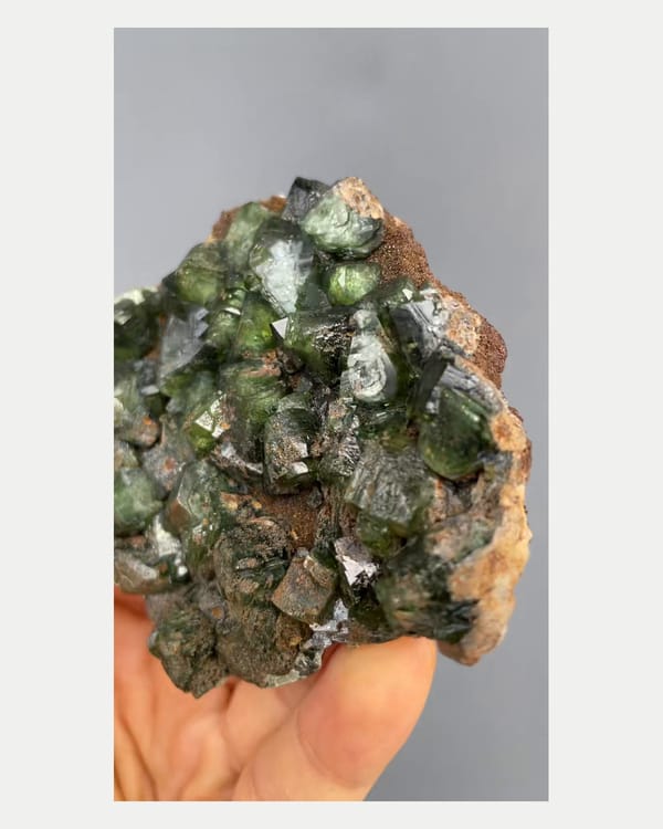 Complete left oblique view of green ludlamite crystal cluster