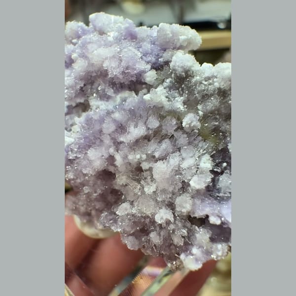 Fuzzy Purple Creedite 5.5 cm — detail view