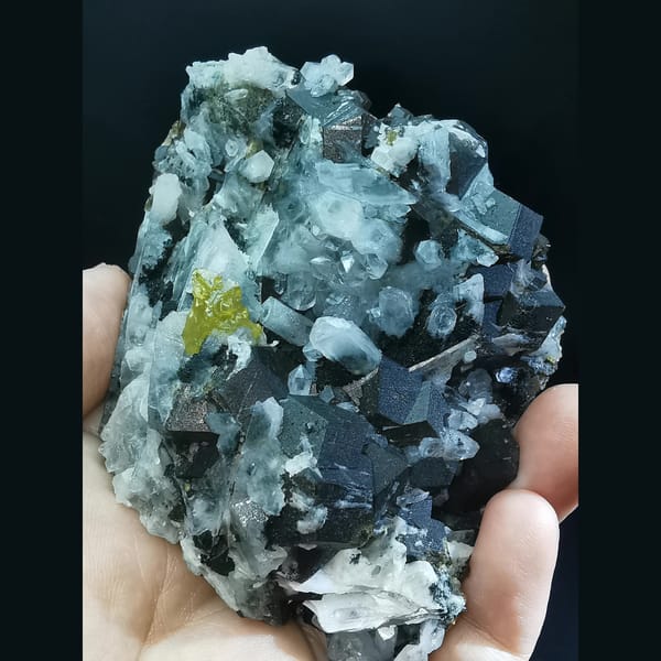 Black garnet with gemmy yellow sphalerite and quartz — complete view