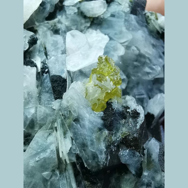 Black garnet with gemmy yellow sphalerite and quartz — alternate view