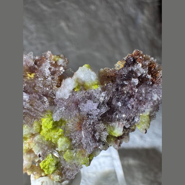 Creedite with Carlhintzeite, Purple and Yellow 3.5 cm — detail view