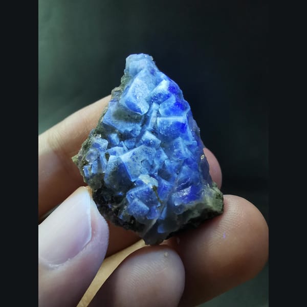 Green fluorite on calcite plates — alternate view
