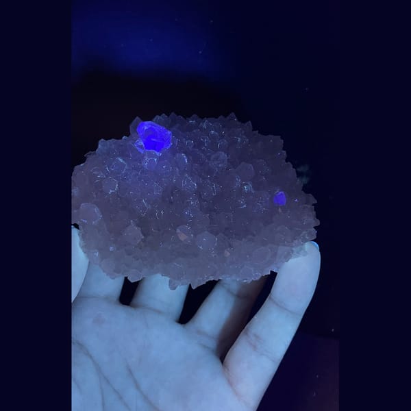Octahedral fluorite with quartz from Fujian — complete view