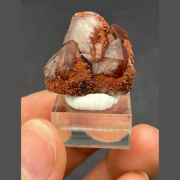Red quartz from Shanxi — complete view