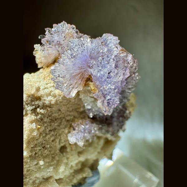 Lavender Creedite Flower on Matrix 5.2 cm — detail view