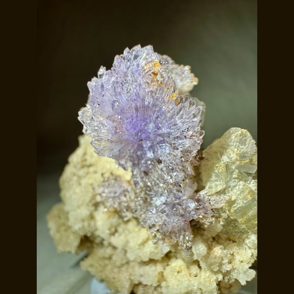 Lavender Creedite Flower on Matrix 5.2 cm — detail view