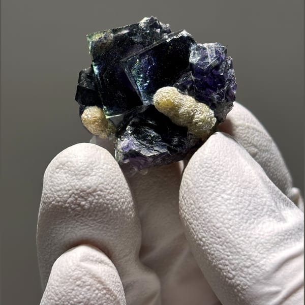 Fluorite Inner Mongolia 2.7 cm — complete view