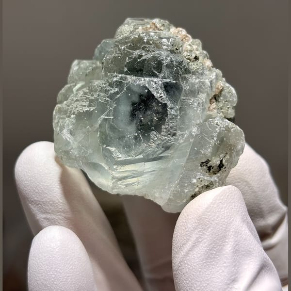 Stepped Fluorite Yaogangxian 4.2 cm — detail view