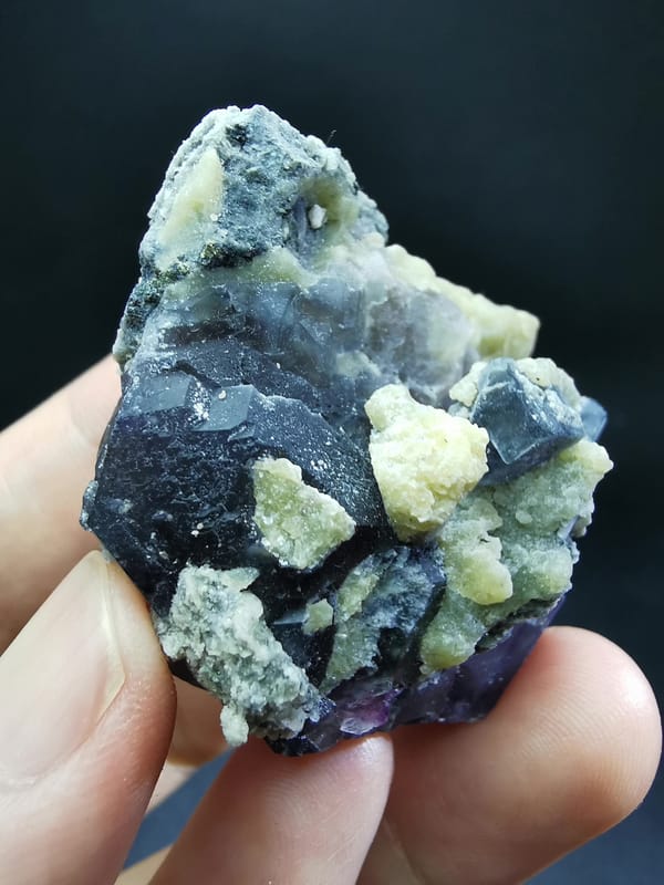 Complete dark face of the exact fluorite and mica cluster