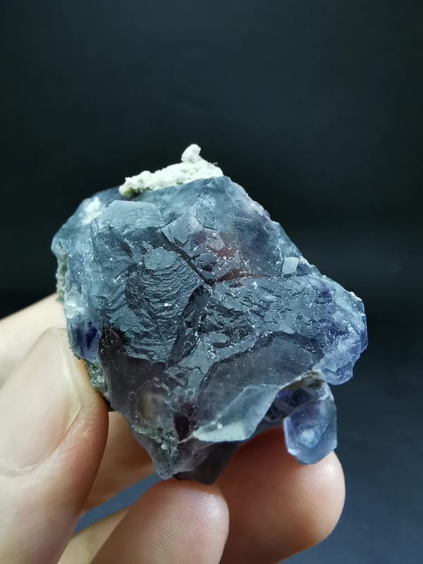 Complete side profile of the blue-purple fluorite cluster