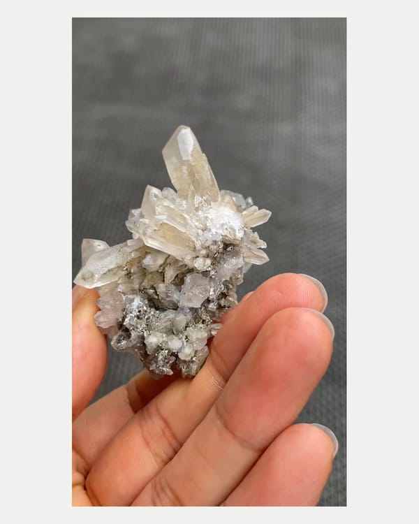 Complete right oblique view of quartz with metallic lollingite