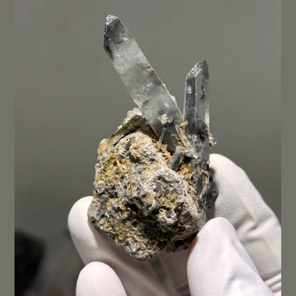 Quartz Cluster on Matrix Jinkouhe 6.4 cm — complete view