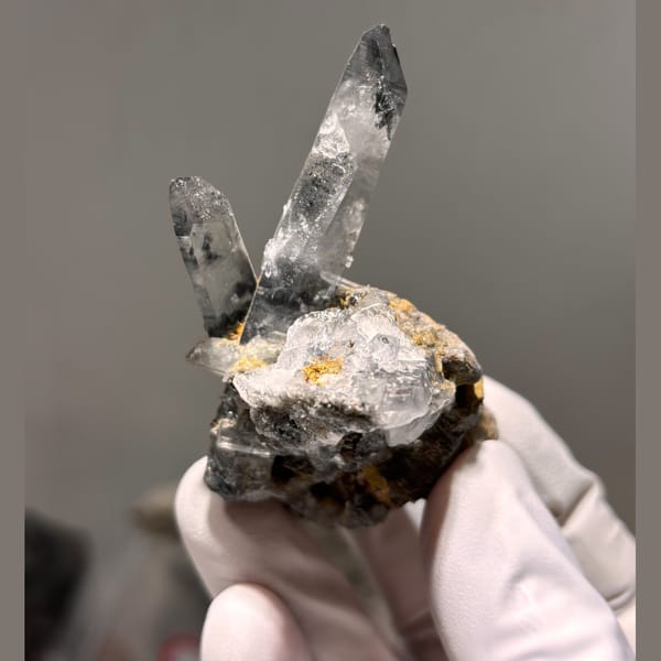 Quartz Cluster on Matrix Jinkouhe 6.4 cm — detail view