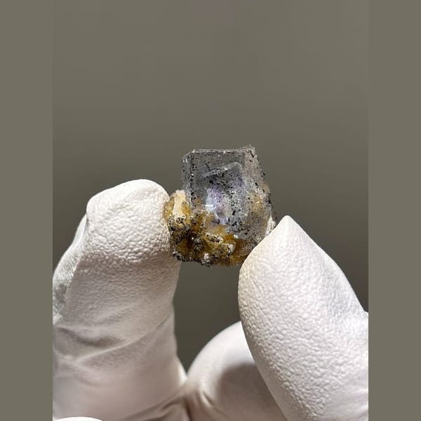 Grey-violet fluorite cube with golden mica from Yaogangxian — detail view